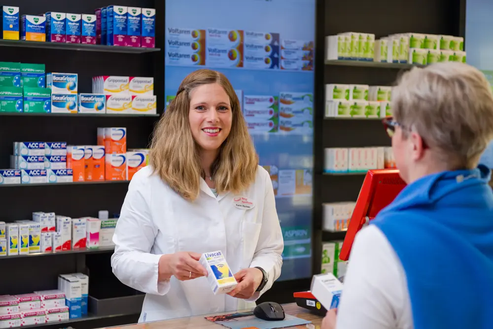 Businessfotografie Apotheke - Mitarbeiterin beim verkauf