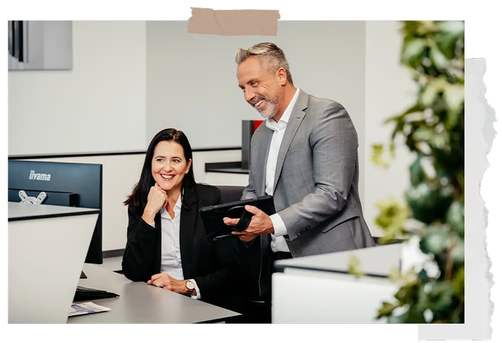 Kollegen im Büro vor Computer